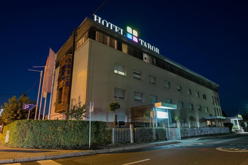 泰伯酒店 马里博尔 外观 照片